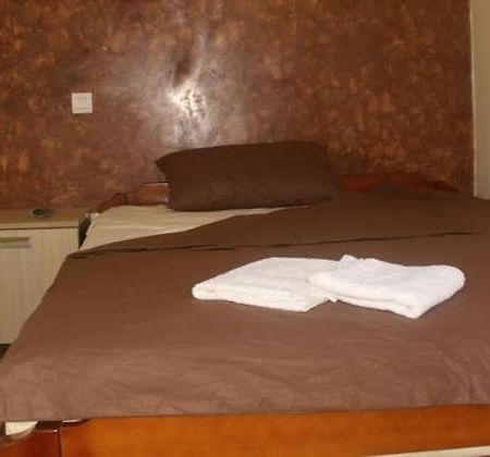 Prenociste Trio Hotel Враня Екстериор снимка