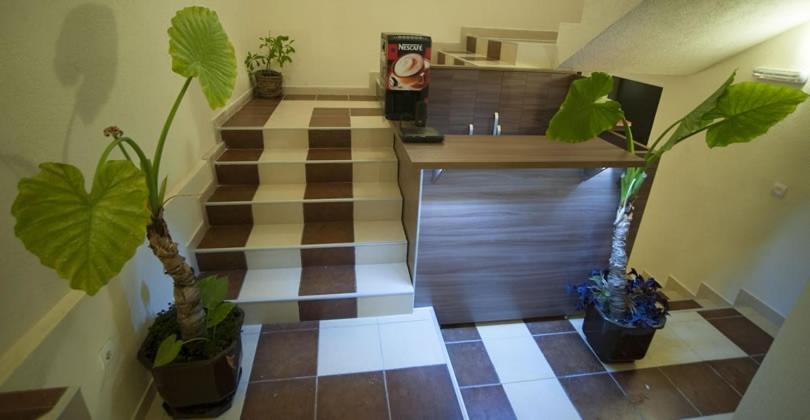 Prenociste Trio Hotel Враня Екстериор снимка