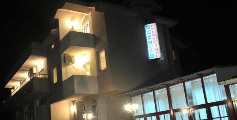 Prenociste Trio Hotel Враня Екстериор снимка
