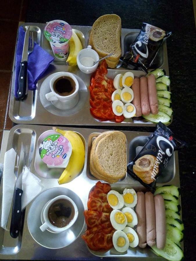 Prenociste Trio Hotel Враня Екстериор снимка